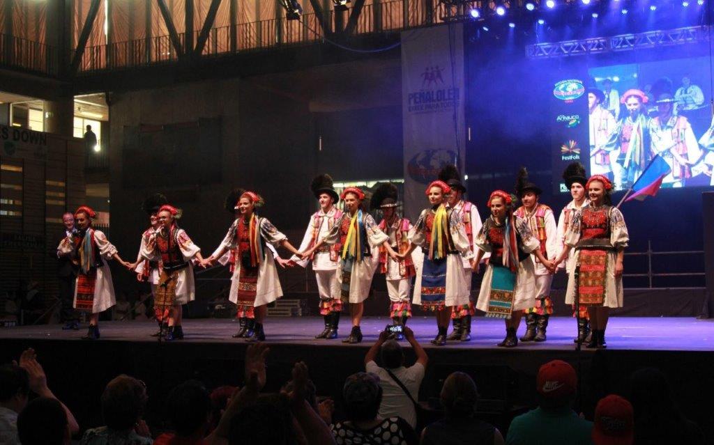Ansamblul Folcloric Sinca Noua in Penalolen, Chile 2017, Joc de Nasaud, pe scena la Centro de Eventos Chimkove